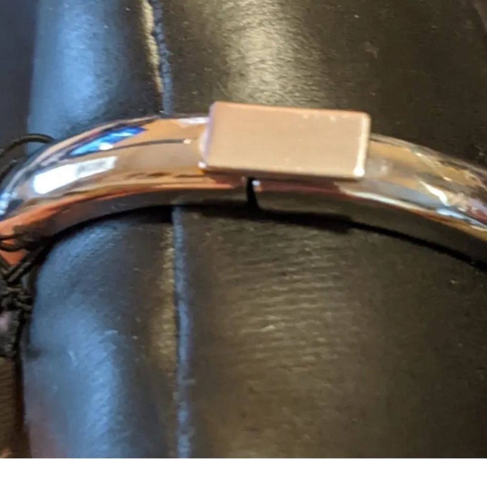 NWT VINCE CAMUTO CLEAR SIZE CRYSTAL LOCKING BANGLE BRACELET SILVER TONE - Picture 7 of 8